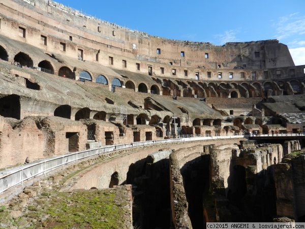 Interior del Coliseo de Roma
Tiene forma elíptica y unas impactantes dimensiones: 188 metros en su lado mayor y 155 en el menor. En las gradas podían sentarse hasta 50.000 espectadores. Los días de intenso calor un gran toldo cubría el anfiteatro para dar sombra a los asistentes al espectáculo
