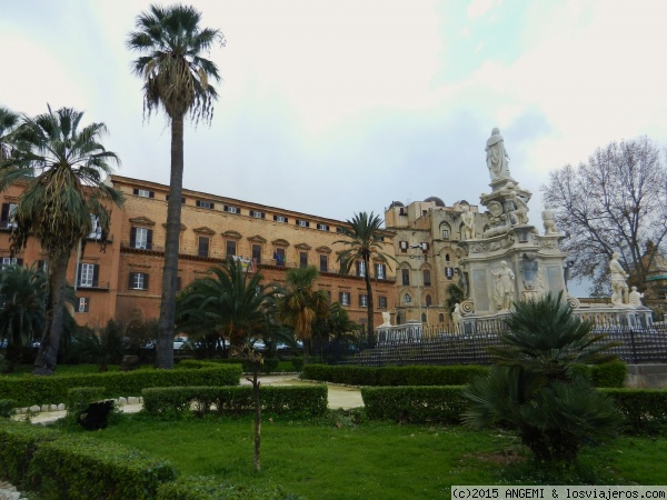 Palacio de los Normandos en Palermo (Sicilia)
En la Piazza de la Independenza se alza el Palacio Fortaleza de los Normandos (Palazzo dei Normanni), construido por los árabes en el siglo IX y posteriormente modificado y ampliado por los normandos entre los siglos XI y XII para convertirlo en una suntuosa residencia real. Hoy es la sede del Parlamento Regional Siciliano, aunque pueden visitarse algunas de sus salas.
