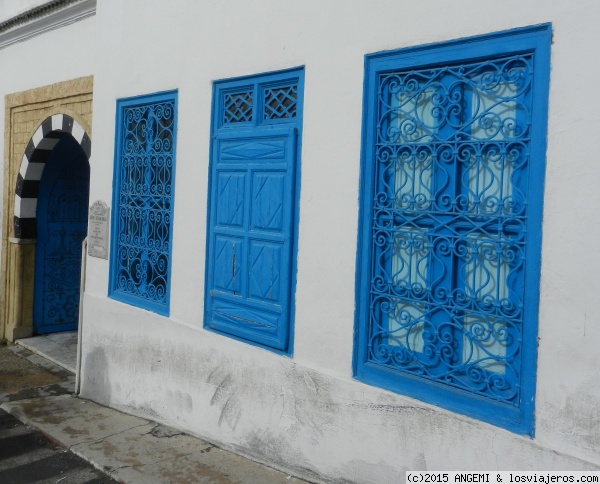 Sidi Bou Saïd (Túnez)
Arquitectura típica resultado de una ley que obliga a todos los habitantes a pintar y mantener sus casas de estos colores.
