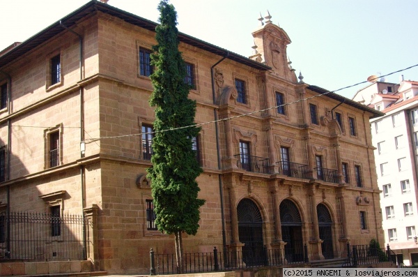 Monasterio de San Pelayo. Oviedo
El Monasterio de “San Pelayo” se remonta a la Alta Edad Media. Según una antigua tradición, es fundado por el rey Alfonso II el Casto (791-842), bajo el nombre de 