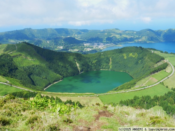 LAGO SANTIAGO  isla de São Miguel (Azores)
LAGO SANTIAGO
Enorme cráter del volcán que acoge este lago azul turquesa, en medio de un entorno montañoso de acantilados verdes.
