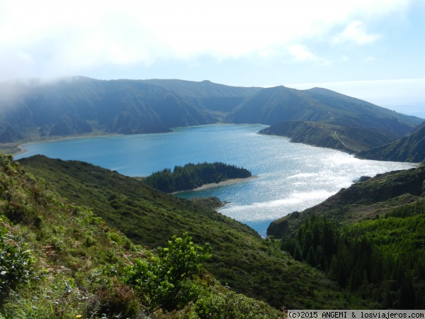LAGO DO FOGO (Isla Sao Miguel - Azores)
Situado en el centro de la isla de São Miguel, este inmenso lago azul de unos dos kilómetros de largo por uno de ancho se sitúa sobre un cráter extiento, cuya caldera se formó durante una erupción en 1563. Rodeado de altas montañas y una exuberante vegetación endémica, está declarado reserva natural.
