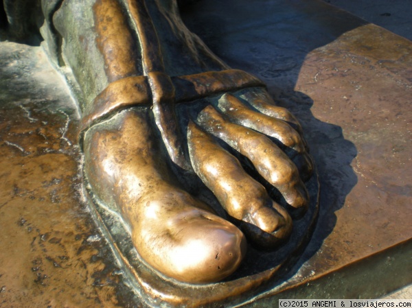 Detalle pié de la estatua del obispo Gregorio de Nin
Cualquier viajero bien informado sabe que la tradición dice que hay que frotar el pié para que dé buena suerte.
