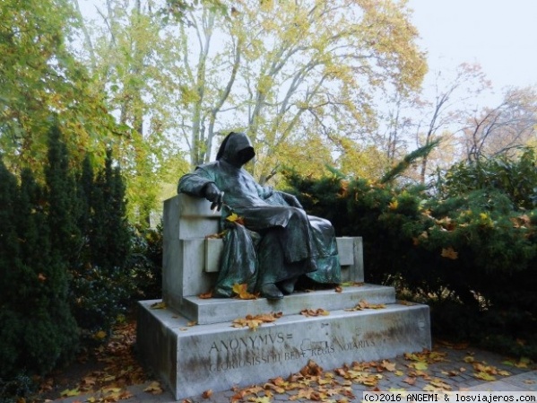 Estatua de Anonymus en el Parque Városliget
En el Parque de la ciudad se encuentra el Castillo de Vajdahunya, en cuyos jardines encontramos esta singular estatua.

