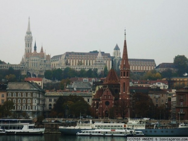 Panorámica de Buda desde Pest
Panorámica del barrio llamado Víziváros en la orilla de Buda, vista desde Pest, a la orilla del Danubio destaca la bella Iglesia Luterana.
