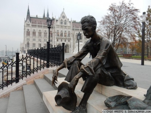 Sentado en la escalinata al lado del Parlamento, el poeta Sandor Petöfi
Poeta húngaro, nacido en Kiskoros. Fue actor y soldado.
