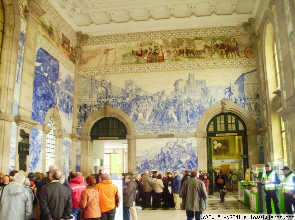 Estación de Trenes de San Bento. Oporto
Está decorada con más de 20.000 azulejos en los que se retrata la historia de Portugal, construida a principios del Siglo IX sobre los restos del antiguo convento de San Bento del Ave María y aún conserva ese aire melancólico y antiguo que caracteriza la ciudad de Oporto.
