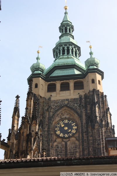 Torre del reloj de la Catedral de San Vito en Praga
Esta foto muestra la torre del reloj de la catedral gótica de San Vito en el Castillo de Praga. Esta torre es la más elevada con una altura de 99 metros, y las otras dos torres gemelas se elevan 80 metros.
