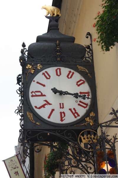 Reloj de la fachada de la cervecería y restaurante 
