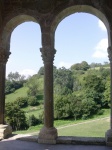 Vista desde el interior de Santa María del Naranco (Oviedo)