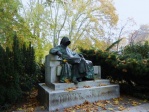 Estatua de Anonymus en el Parque Városliget