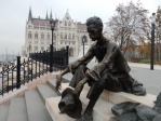 Sentado en la escalinata al lado del Parlamento, el poeta Sandor Petöfi