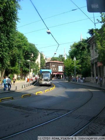 El tranvia de Estambul
El moderno y rápido tranvia de Estambul cerca de Topkapi
