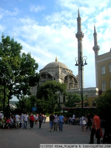 Mezquita de Ortaköy
La plazita y la mezquita del barrio de Ortaköy (es de estilo neo-barroco)
