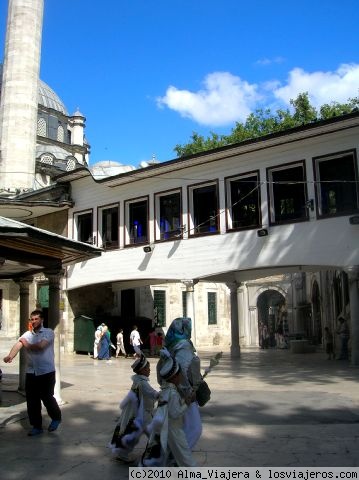 Mezquita de Ëyup y niñitos
Es tradición llevar a la mezquita de Ëyup a los niñitos vestidos así (con capita y gorrito) para su fiesta de circunsición
