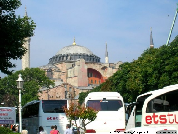 Caos ante Sta. Sofía (plaza de Sultanahmet)
La plaza de Sultanahmet siempre está llena de autobuses llenos de turistas ávidos de hacerle una gran foto a Sta. Sofia! :)
