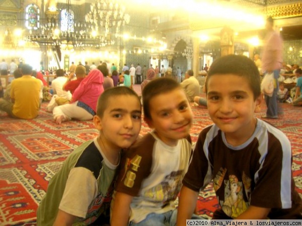 Making friends!
Unos simpaticos y curiosos niños que me interrogaron XD en la Mezquita Nueva (y que despuès de contarles mi vida... me pidieron que les hiciera una foto mientras el resto de la gente de la mezquita rezaba ...:) )
