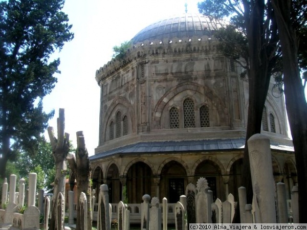 La tumba de Solimán el Magnífico
La tumba de Solimán el Magnífico y el cementerio de alrededor al lado de la Mezquita de Suleymaine.
