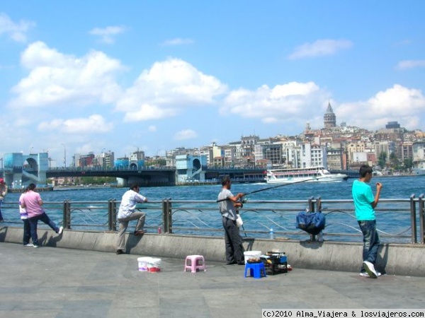 Pescando....
Instantanea de unos pescadores en el puerto de Eminonu junto al puente de Gálata, y de fondo la zona moderna de Estambul con la torre de Gálata sobresaliendo en la panóramica.
