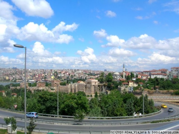 Donde me dejó el autobus...
El autobus que cogí para llegar al barrio de Ëyup me dejó nada más pasar las murallas (del emperador Teodosio II).... en medio de una autopista...Había que inmortalizar el momento!!
