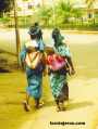 Ampliar Foto: Mujeres con niños a la espalada - Bobo Dioulasso - Burkina Faso