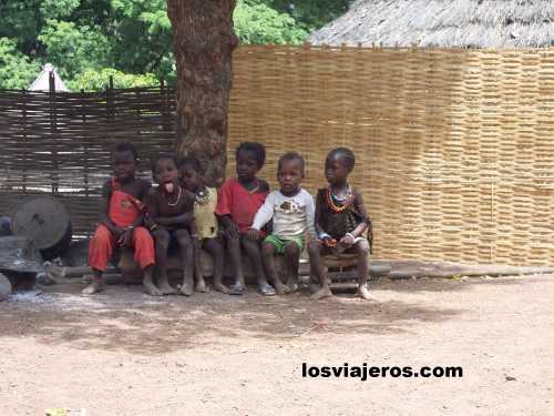 Niños de la tribu Bedic - Iwol - Pais Bassari- Senegal