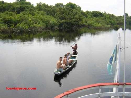 Fishing piranhas in the Amazon - Brasil - Brazil.
Pescando Pirañas en el rio Amazonas - Brasil - Brazil.