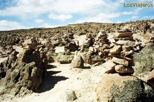 Mirador de Patapampa. Torres de piedras hechas por los viajeros - Peru