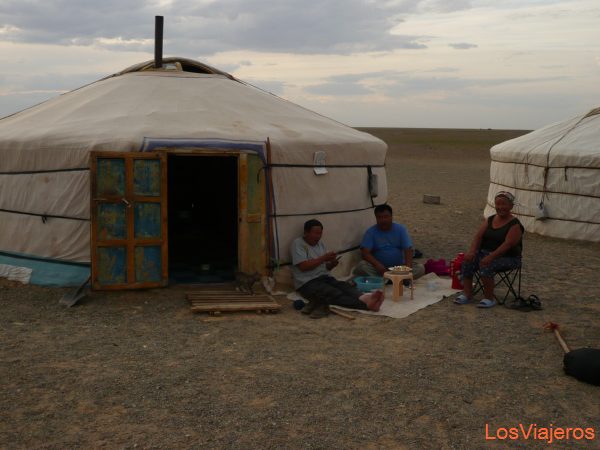 Familia mongola en su ger - Mongolia