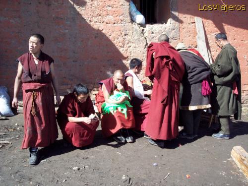 Monjes tibetanos en Langmusi - China