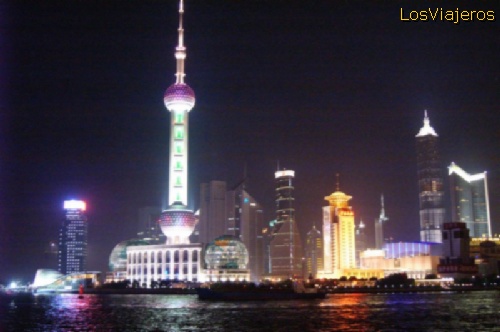 Shanghai: torres iluminadas durante la noche - China