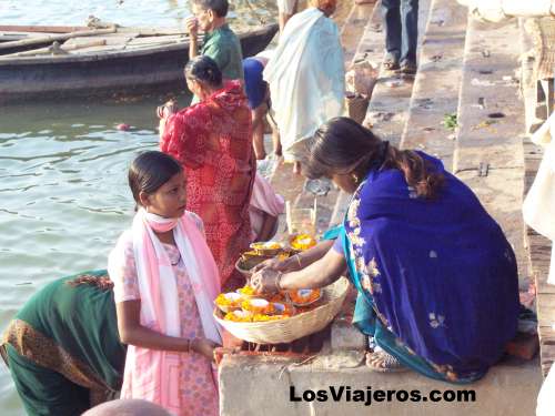 Preparando las ofrendas en la orilla del Ganges. Benares - India
Varanasi - India