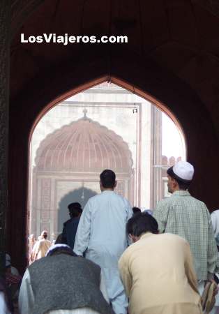 Fieles entrando a la mezquita Jama Masjid - Old Delhi - India