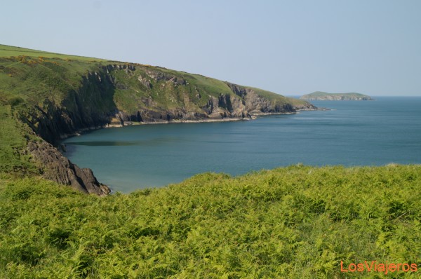 La iglesia de Mwnt, ejemplo de capilla de marineros en Gales - Gales Catedrales, iglesias y monasterios: St Davids, Tintern