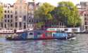 Casa flotante navegando por los canales de Amsterdam - Holanda