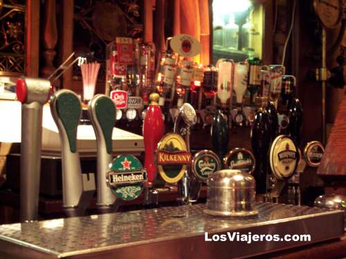 Grifos de Cerveza en un Pub Irlades - Galway -Irlanda