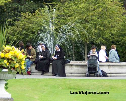 Two nuns in St. Stephens Greens - Dublin - Ireland
Dos monjas en St. Stephens Greens - Dublín - Irlanda