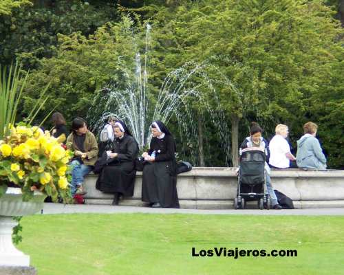 Dos monjas en St. Stephens Greens - Dublín - Irlanda