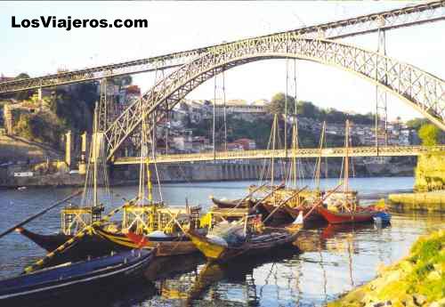 Barcos cargados de toneles de vino - Oporto - Portugal
Boats with wine - Porto - Portugal