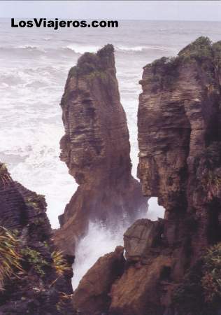 Punakaiki Coast - New Zealand
Olas rompiendo en los acantilados de Punakaiki - Nueva Zelanda