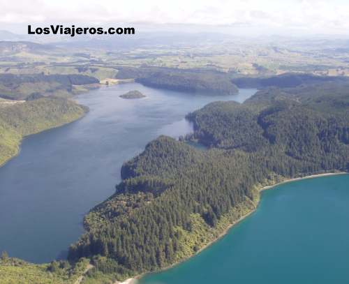 Lago Azul y el lago Verde cerca de Rotorua, isla del Norte - Nueva Zelanda