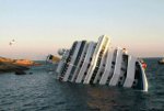 ENCALLA EL COSTA CONCORDIA DURANTE UN CRUCERO POR EL MEDITERRANEO